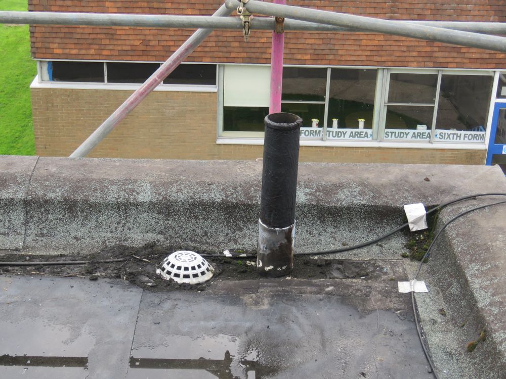 Dakdoorvoer op plat dak Daklekkage in Vaals